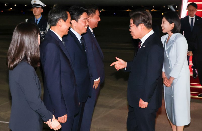 [성남=뉴시스] 최진석 기자 = 이재명 대통령과 부인 김혜경 여사가 19일 주요 7개국(G7) 정상회의 참석을 마치고 성남 서울공항에 도착해 공군 1호기 내려 강훈식 비서실장과 대화하고 있다. 왼쪽부터 김진아 외교부 2차관, 우상호 정무수석, 강 비서실장, 김병기 더불어민주당 당대표 직무대행 겸 원내대표. 2025.06.19. myjs@newsis.com