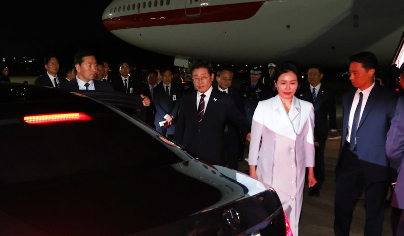 [성남=뉴시스] 최진석 기자 = 이재명 대통령과 부인 김혜경 여사가 19일 주요 7개국(G7) 정상회의 참석을 마치고 성남 서울공항에 도착해 준비된 차량에 탑승하고 있다. 2025.06.19. myjs@newsis.com