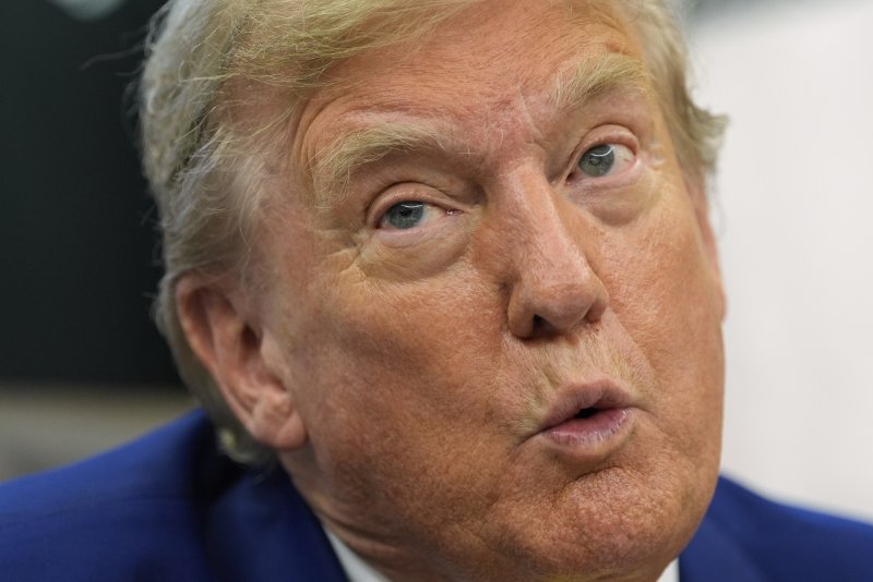 도널드 트럼프 미국 대통령이 18일(현지시간) 워싱턴 백악관에서 기자들에게 말하고 있다. 이날 국제유가는 미국의 이란 전쟁 개입 가능성이 사라지지 않은 가운데 이틀째 상승했다. AP 뉴시스