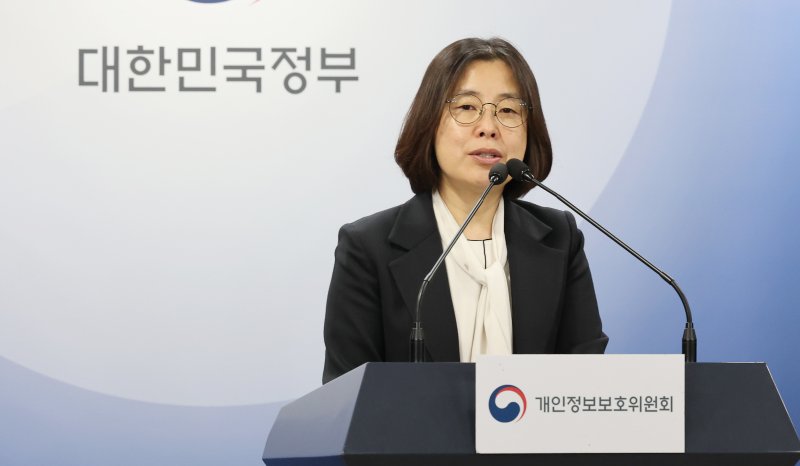 김해숙 개인정보보호위원회 조사1과장이 15일 서울 종로구 정부서울청사에서 열린 개인정보위 제11차 전체회의 결과 브리핑에서 해외직구 서비스 테무의 개인정보 보호법 위반에 대해 13억 6,900만원 과징금과 1,760만원의 과태료 부과를 발표하고 있다. 2025.5.15/뉴스1 ⓒ News1 임세영 기자
