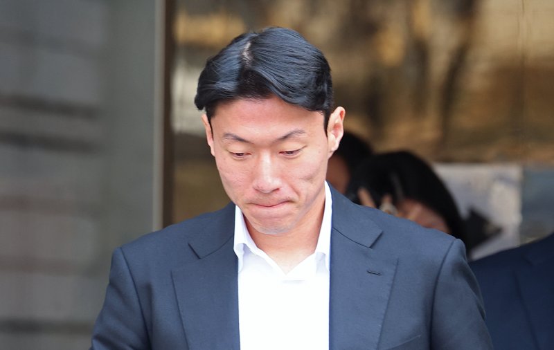 [서울=뉴시스] 김금보 기자 = 축구선수 황의조가 지난 2월 서울 서초구 서울중앙지방법원에서 열린 메이저 바카라사이트 주사위 등 혐의 1심 선고 공판을 마치고 이동하고 있다. 황의조는 이날 징역 1년에 집행유예 2년을 선고 받았다. 2025.02.14. kgb@newsis.com