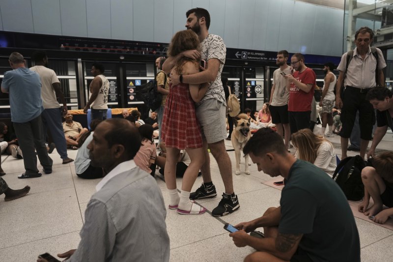 [라마트간=AP/뉴시스] 18일(현지 시간) 이스라엘 텔아비브 인근 라마트간의 한 지하철역에서 시민들이 공습경보에 대피해 있다. 2025.06.19.