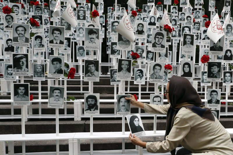 【뉴욕=AP/뉴시스】미국 뉴욕 유엔본부 앞에서 2016년 9월 20일 한 여성이 이란에서 처형된 약 3만명의 사진을 일일이 붙이는 시위에 참가하고 있다. 이 시위를 조직한 이란미국커뮤니티기구는 이란 정부의 인권 탄압을 비판하고 민주적 변화를 촉구했다. 2025.06.19.