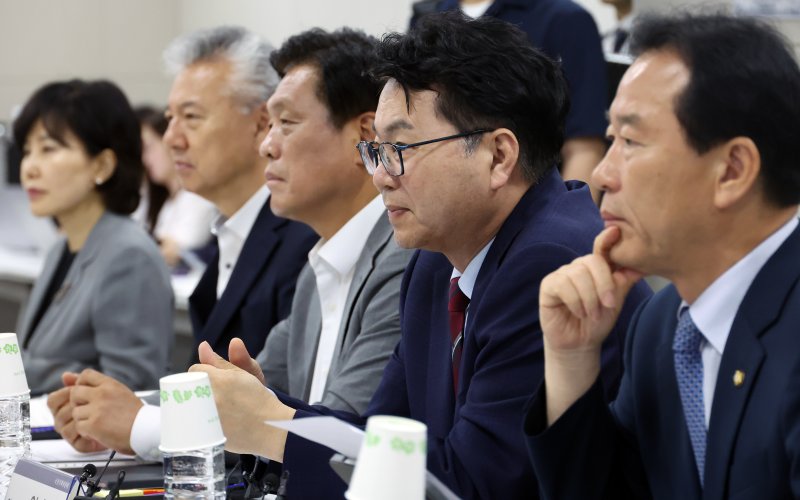 [세종=뉴시스] 강종민 기자 = 이한주 국정기획위원장과 위원들이 18일 세종시 정부세종컨벤션센터에서 열린 경제1분과 기획재정부 업무보고에서 기재부 참석자의 발언을 듣고 있다. 2025.06.18. ppkjm@newsis.com