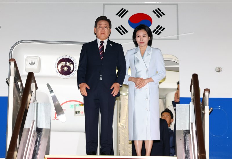 [성남=뉴시스] 최진석 기자 = 이재명 대통령과 부인 김혜경 여사가 19일 주요 7개국(G7) 정상회의 참석을 마치고 성남 서울공항에 도착해 공군 1호기 내리고 있다. 2025.06.19. myjs@newsis.com