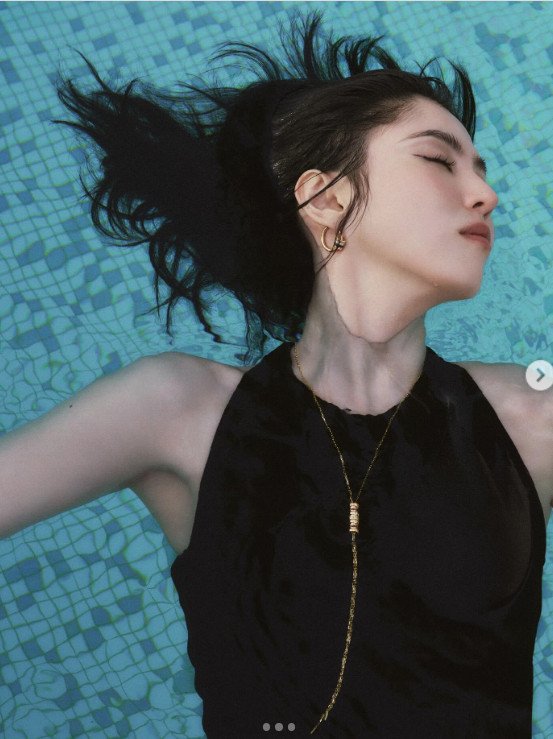 한소희, 수영장에 등장한 여신…고혹적 광채 비주얼 [N샷]