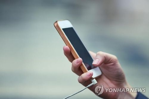 해외 공항에서 공공 USB 충전 포트 사용하지 마세요 경고, 왜?