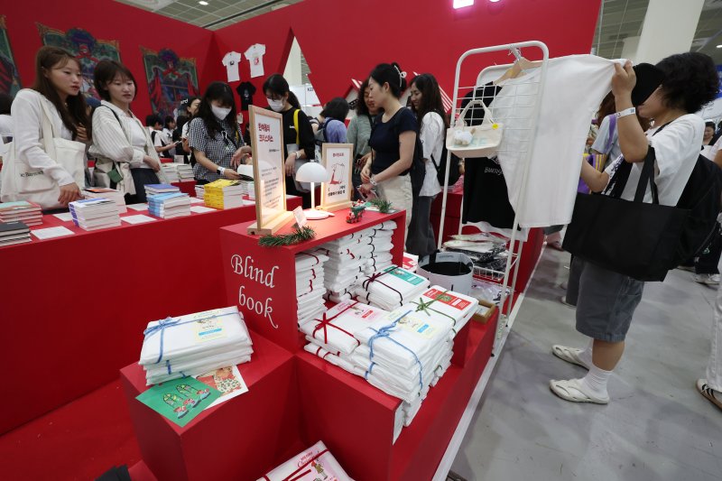 [서울=뉴시스] 박진희 기자 = '2025 서울국제도서전'이 열린 18일 서울 강남구 코엑스 행사장을 찾은 관람객들이 출판사 굿즈를 살펴보고 있다. 올해 도서전에는 한국을 포함해 17개국의 530여 개 출판사와 출판 관련 단체 등이 참가한다. 2025.06.18. pak7130@newsis.com