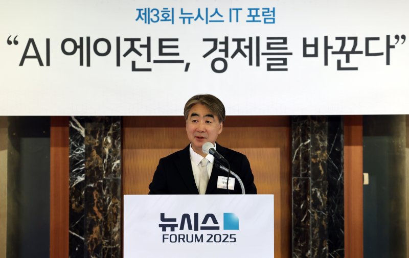 [서울=뉴시스] 배훈식 기자 = 염영남 뉴시스 대표이사 사장이 19일 오전 서울 중구 롯데호텔서울에서 열린 제3회 뉴시스 IT 포럼 "메이저 바카라사이트 에이전트, 경제를 바꾼다"에서 인사말을 하고 있다. 2025.06.19. dahora83@newsis.com