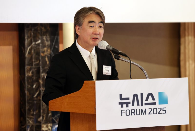 [서울=뉴시스] 배훈식 기자 = 염영남 뉴시스 대표이사 사장이 19일 오전 서울 중구 롯데호텔서울에서 열린 제3회 뉴시스 IT 포럼 "메이저 바카라사이트 에이전트, 경제를 바꾼다"에서 인사말을 하고 있다. 2025.06.19. dahora83@newsis.com
