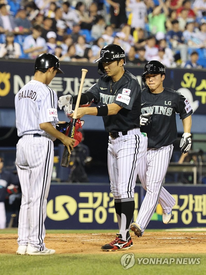 볼넷 출루와 홈인 (출처=연합뉴스)