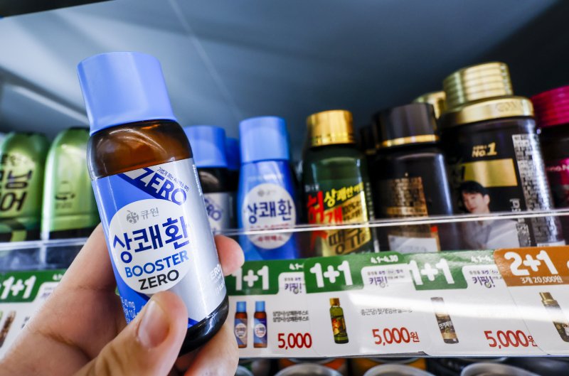 [서울=뉴시스] 정병혁 기자 = 지난해 4월 21일 서울시내 편의점에 룸카지노가 진열돼 있다. (사진은 기사와 직접 관련이 없습니다.) 2024.04.21. jhope@newsis.com