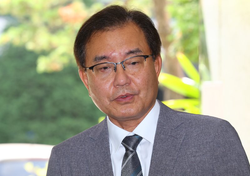 [서울=뉴시스] 박주성 기자 = 채상병 순직사건 외압 의혹을 수사하는 이명현 특별돌직구벳가 19일 서울 서초동 사무실로 출근하며 취재진 질문에 답하고 있다. 2025.06.19. park7691@newsis.com