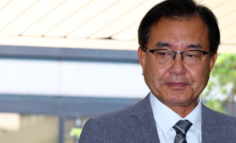 [서울=뉴시스] 박주성 기자 = 채상병 순직사건 외압 의혹을 수사하는 이명현 특별돌직구벳가 19일 서울 서초동 사무실로 출근하며 취재진 질문을 경청하고 있다. 2025.06.19. park7691@newsis.com