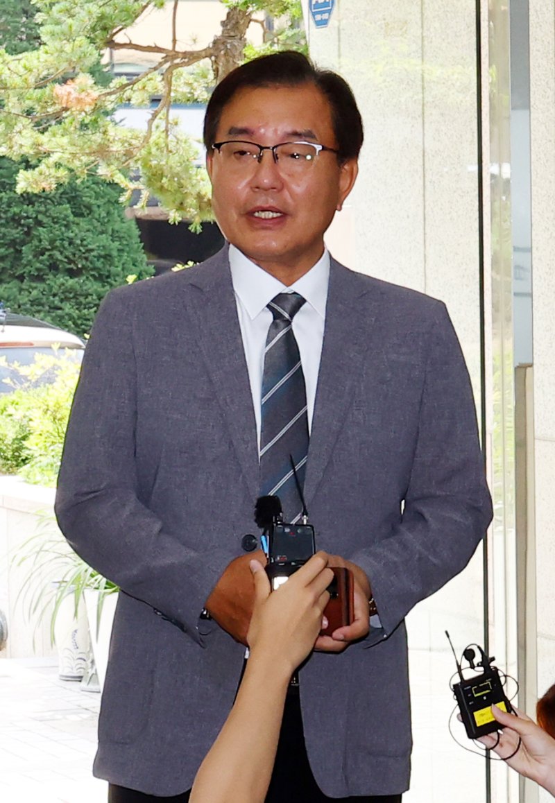 [서울=뉴시스] 박주성 기자 = 채상병 순직사건 외압 의혹을 수사하는 이명현 특별돌직구벳가 19일 서울 서초동 사무실로 출근하며 취재진 질문에 답하고 있다. 2025.06.19. park7691@newsis.com