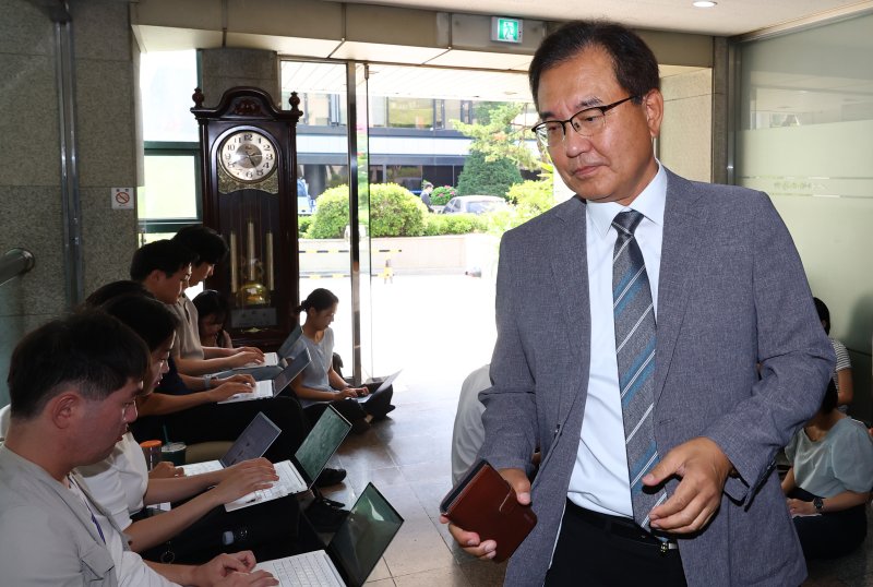 [서울=뉴시스] 박주성 기자 = 채상병 순직사건 외압 의혹을 수사하는 이명현 특별돌직구벳가 19일 서울 서초동 사무실로 출근하고 있다. 2025.06.19. park7691@newsis.com