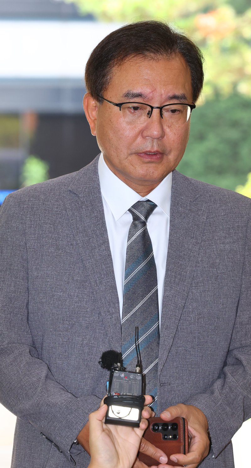 [서울=뉴시스] 박주성 기자 = 채상병 순직사건 외압 의혹을 수사하는 이명현 특별돌직구벳가 19일 서울 서초동 사무실로 출근하며 취재진 질문에 답하고 있다. 2025.06.19. park7691@newsis.com