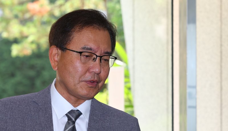 [서울=뉴시스] 박주성 기자 = 채상병 순직사건 외압 의혹을 수사하는 이명현 특별돌직구벳가 19일 서울 서초동 사무실로 출근하며 취재진 질문에 답하고 있다. 2025.06.19. park7691@newsis.com
