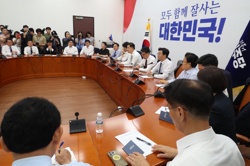 김병기 더불어안전한 바카라사이트 산타카지노 당대표 직무대행 겸 원내대표가 19일 서울 여의도 국회에서 열린 정책조정회의에서 발언을 하고 있다. 뉴시