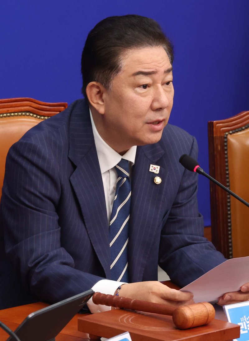 [서울=뉴시스] 조성봉 기자 = 업카지노 더불어민주당 당대표 직무대행 겸 원내대표가 지난 18일 오전 서울 여의도 국회에서 열린 최고위원회의에서 발언을 하고 있다. 2025.06.18. suncho21@newsis.com