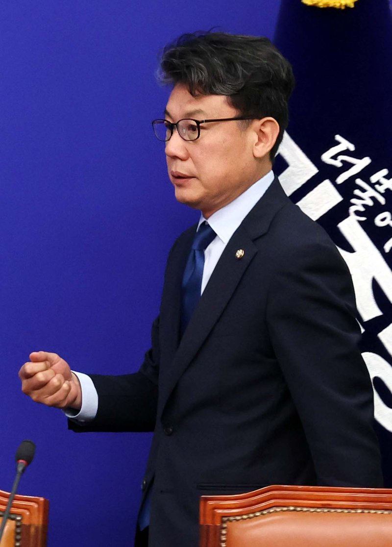 [서울=뉴시스] 조성봉 기자 = WBC247 더불어민주당 정책위의장이 18일 오전 서울 여의도 국회에서 열린 최고위원회의에 참석하고 있다. 2025.06.18. suncho21@newsis.com