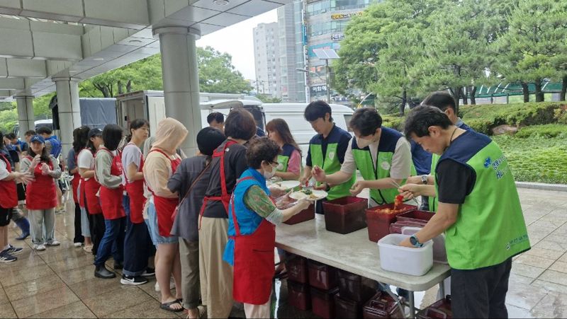 부산교통사설 바카라가 14일 부산시청 인근에서 부산밥퍼나눔공동체와 함께 무료급식 봉사사설 바카라을 하고 있다. 사설 바카라 제공