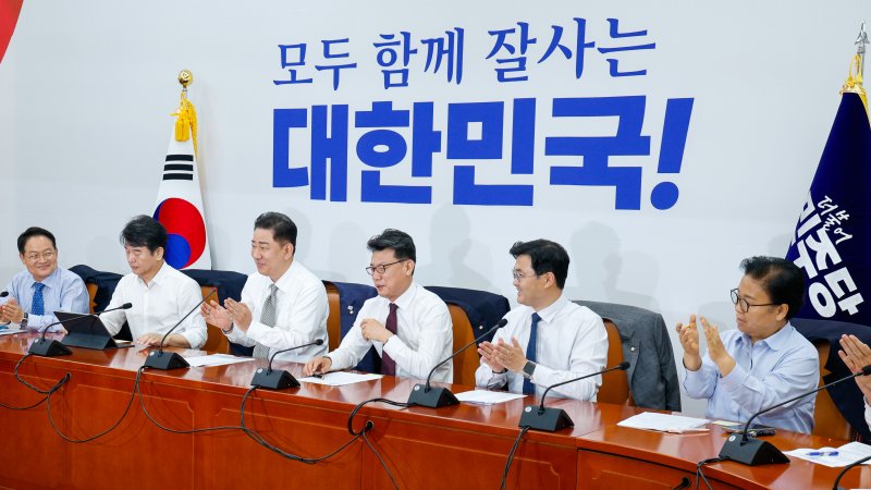 김병기 더불어민주당 대표 직무대행 겸 원내대표가 19일 오전 서울 여의도 국회에서 열린 정책조정회의에 참석해 추경안 노력에 애쓴 진성준 정책위의장 노고를 언급하며 손뼉치고 있다. 2025.6.19/베가카지노1 ⓒ News1 안은나 기자