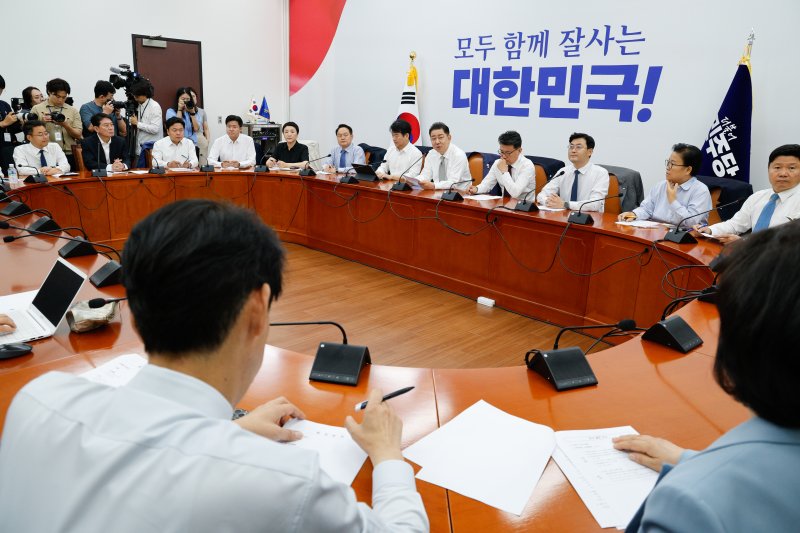 김병기 더불어민주당 대표 직무대행 겸 원내대표가 19일 오전 서울 여의도 국회에서 열린 정책조정회의에 참석해 모두 발언하고 있다. 2025.6.19/베가카지노1 ⓒ News1 안은나 기자