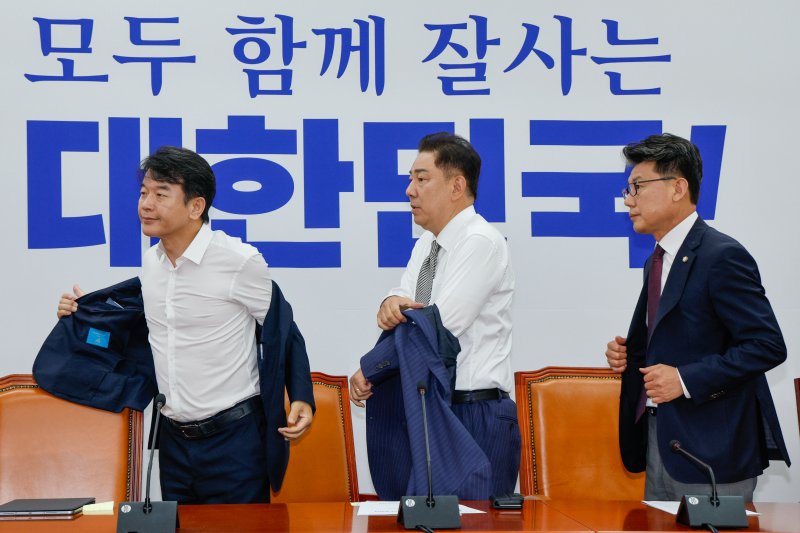 더불어민주당 문진석 원내수석부대표(왼쪽부터), 김병기 대표 직무대행 겸 원내대표, 진성준 정책위의장이 19일 오전 서울 여의도 국회에서 열린 정책조정회의에 참석해 양복 겉옷을 벗고 있다. 2025.6.19/베가카지노1 ⓒ News1 안은나 기자