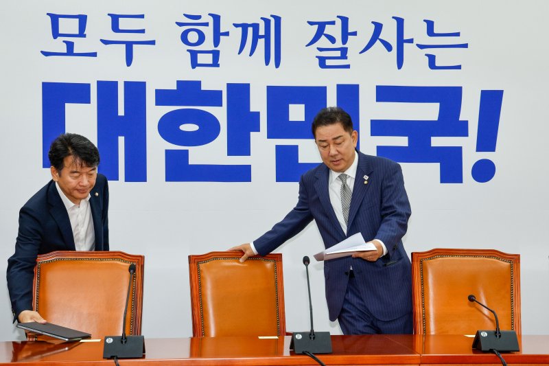 더불어민주당 문진석 원내수석부대표(왼쪽부터), 김병기 대표 직무대행 겸 원내대표가 19일 오전 서울 여의도 국회에서 열린 정책조정회의에 입장하고 있다. 2025.6.19/베가카지노1 ⓒ News1 안은나 기자