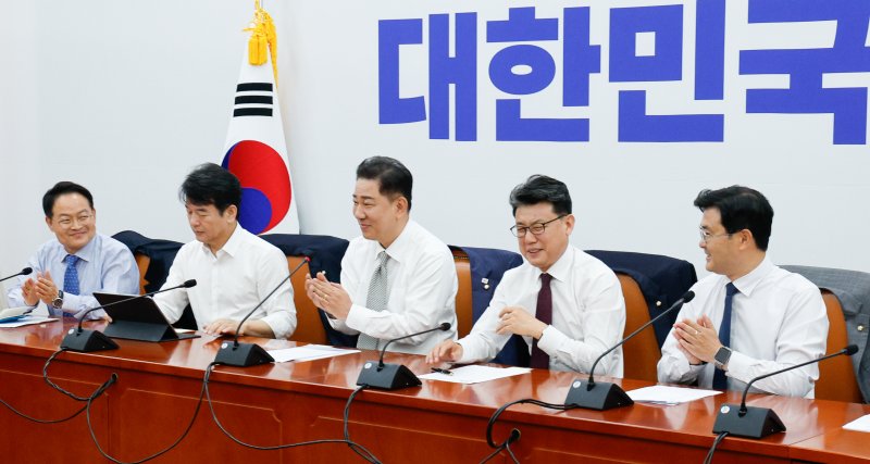 김병기 더불어민주당 대표 직무대행 겸 원내대표가 19일 오전 서울 여의도 국회에서 열린 정책조정회의에 참석해 추경안 노력에 애쓴 진성준 정책위의장 노고를 언급하며 손뼉치고 있다. 2025.6.19/베가카지노1 ⓒ News1 안은나 기자