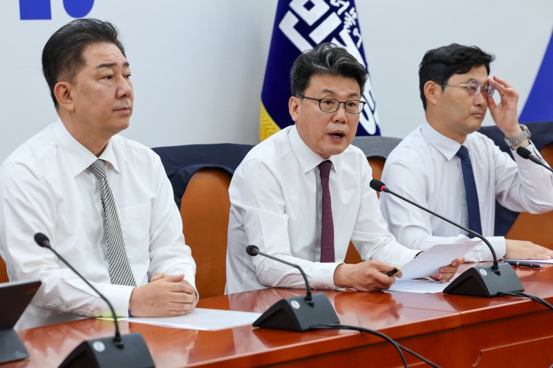 진성준 더불어민주당 정책위의장이 19일 오전 서울 여의도 국회에서 열린 정책조정회의에 참석해 발언하고 있다. 2025.6.19/베가카지노1 ⓒ News1 안은나 기자