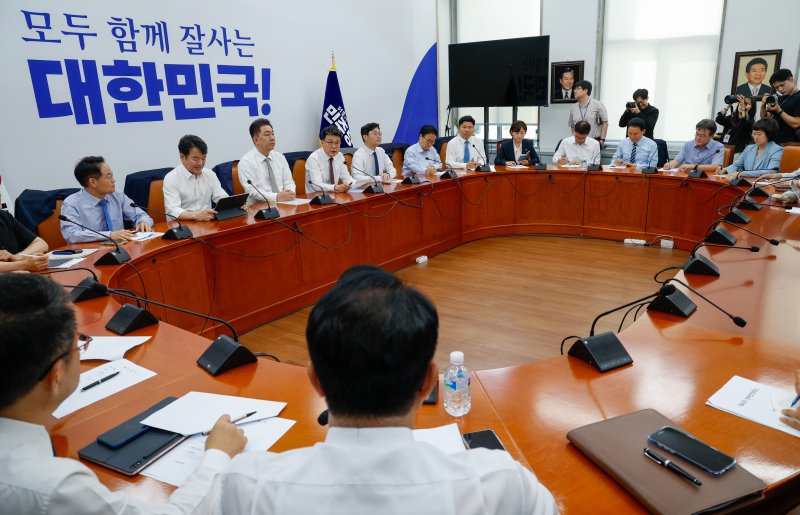 진성준 더불어민주당 정책위의장이 19일 오전 서울 여의도 국회에서 열린 정책조정회의에 참석해 발언하고 있다. 2025.6.19/베가카지노1 ⓒ News1 안은나 기자