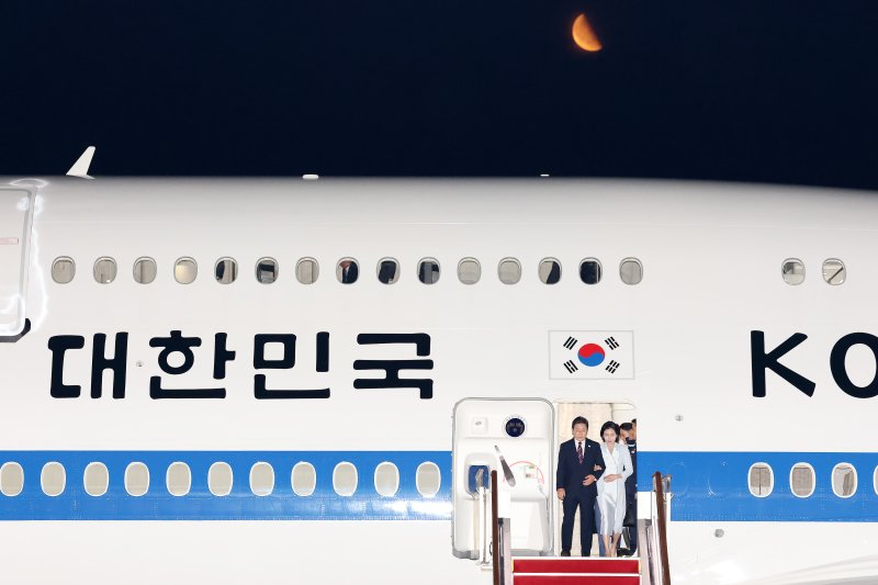 이재명 대통령과 부인 김혜경 여사가 19일 새벽 캐나다에서 열린 주요7개국(G7) 정상회의 참석을 마치고 경기도 성남 서울공항을 통해 귀국하고 있다. 2025.6.19/베가카지노1 ⓒ News1 박세연 기자