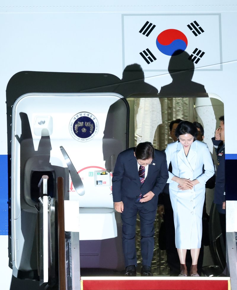 이재명 대통령과 부인 김혜경 여사가 19일 새벽 캐나다에서 열린 주요7개국(G7) 정상회의 참석을 마치고 경기도 성남 서울공항을 통해 귀국하며 고개숙여 인사하고 있다. 2025.6.19/베가카지노1 ⓒ News1 박세연 기자