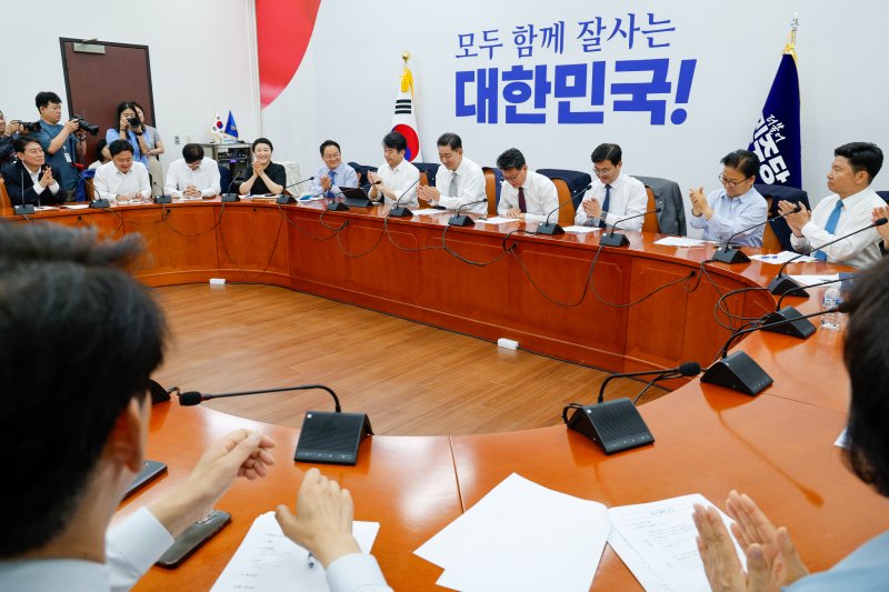 김병기 더불어민주당 대표 직무대행 겸 원내대표가 19일 오전 서울 여의도 국회에서 열린 정책조정회의에 참석해 추경안 노력에 애쓴 진성준 정책위의장 노고를 언급하며 손뼉치고 있다. 2025.6.19/베가카지노1 ⓒ News1 안은나 기자