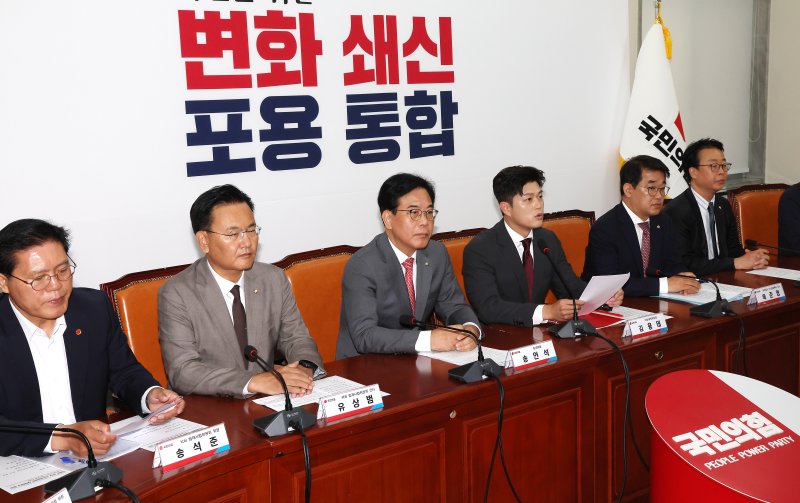 [서울=뉴시스] 김명년 기자 = 김용태 국민의힘 비상대책위원장이 19일 오전 서울 여의도 국회에서 열린 '비리백화점 이재명 정부 인사청문회 대책회의'에서 발언하고 있다. 2025.06.19. kmn@newsis.com