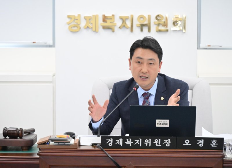 [진주=뉴시스]진주시의회 오경훈 인터넷 바카라인터넷 바카라위원장. (사진=뉴시스 DB). photo@newsis.com *재판매 및 DB 금지