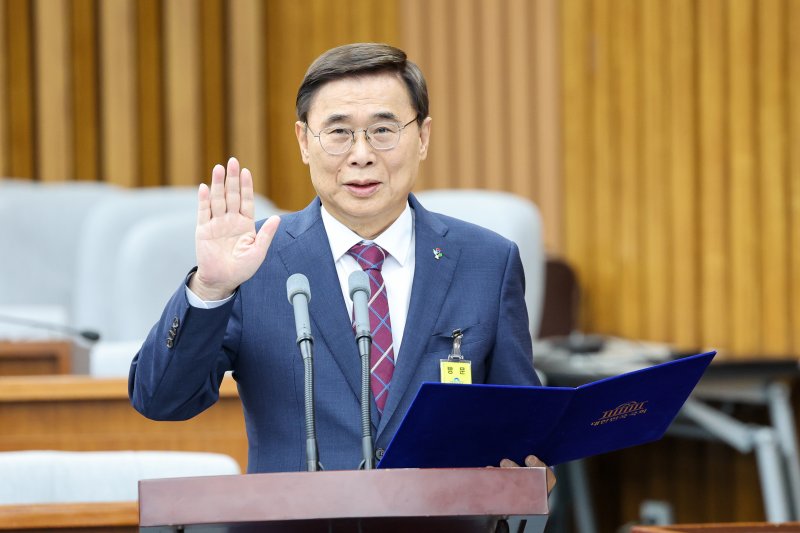 이종석 국가정보원장 아리아카지노가 19일 서울 여의도 국회에서 열린 인사청문회에서 선서를 하고 있다. 2025.6.19/뉴스1 ⓒ News1 안은나 기자