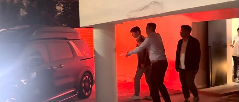 [서울=뉴시스]21일 저녁 8시께 서울 청담동에 위치한 벤슨 크리머리 서울에서 만난 뒤 김동선 부사장이 신유열 부사장을 차에 같이 탑승하는 모습(사진=전병훈 기자) *재판매 및 DB 금지