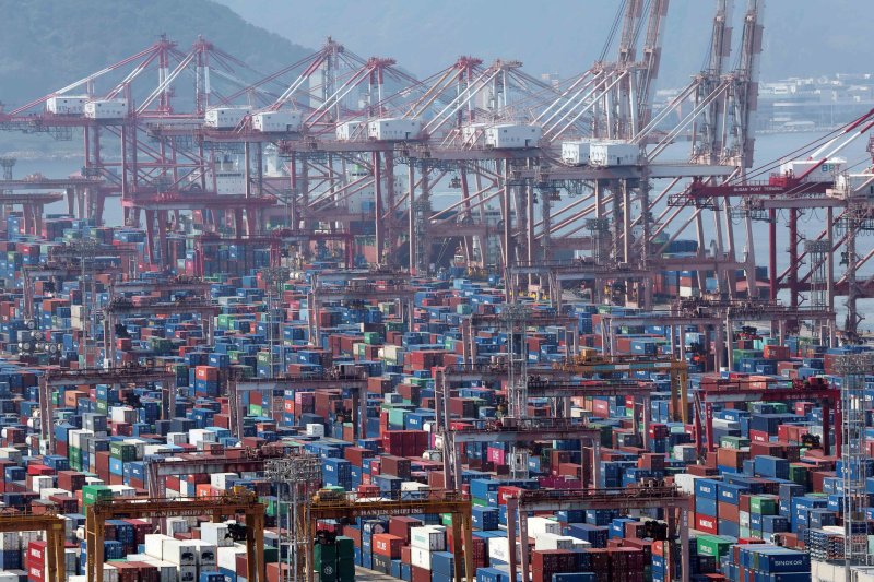 [부산=뉴시스] 하경민 기자 = 부산 남구 신선대부두 야적장에 수출입 컨테이너가 가득 쌓여 있다. 2025.06.01. yulnetphoto@newsis.com