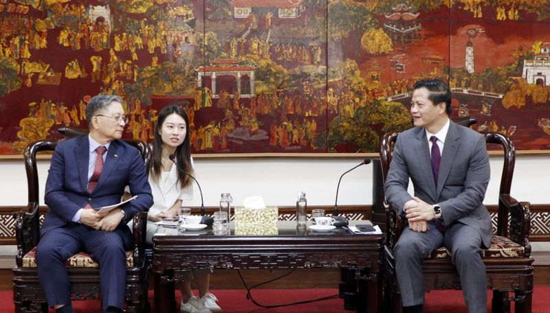 이한준 LH 사장(왼쪽)과 브엉 꾸억 뚜언 박닌성 위원장이 동남 신도시 사업 협력에 대해 논의하고 있다. 박닌성 홈페이지 제공