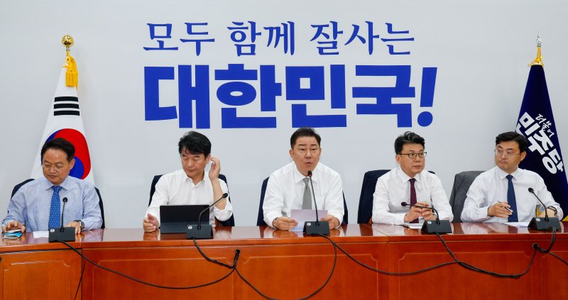 김병기 더불어라이브 바카라당 대표 직무대행 겸 원내대표가 19일 오전 서울 여의도 국회에서 열린 정책조정회의에 참석해 모두 발언하고 있다. 2025.6.19/라이브 바카라1 ⓒ News1 안은나 기자