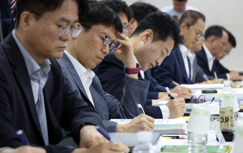[세종=뉴시스] 강종민 기자 = 19일 세종시 정부세종컨벤션센터에서 열린 국정기획위원회 경제2분과 업무보고에서 산업통상자원부 간부 직원들이 이한주 위원장의 발언을 듣고 있다. 2025.06.19. ppkjm@newsis.com