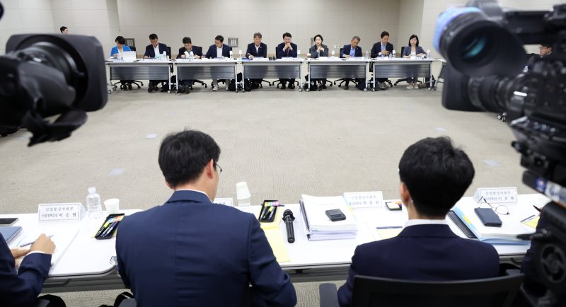 [세종=뉴시스] 강종민 기자 = 이한주 국정기획위원장이 19일 세종시 정부세종컨벤션센터에서 열린 경제2분과 산업통상자원부 업무보고에서 모두발언을 하고 있다. 2025.06.19. ppkjm@newsis.com