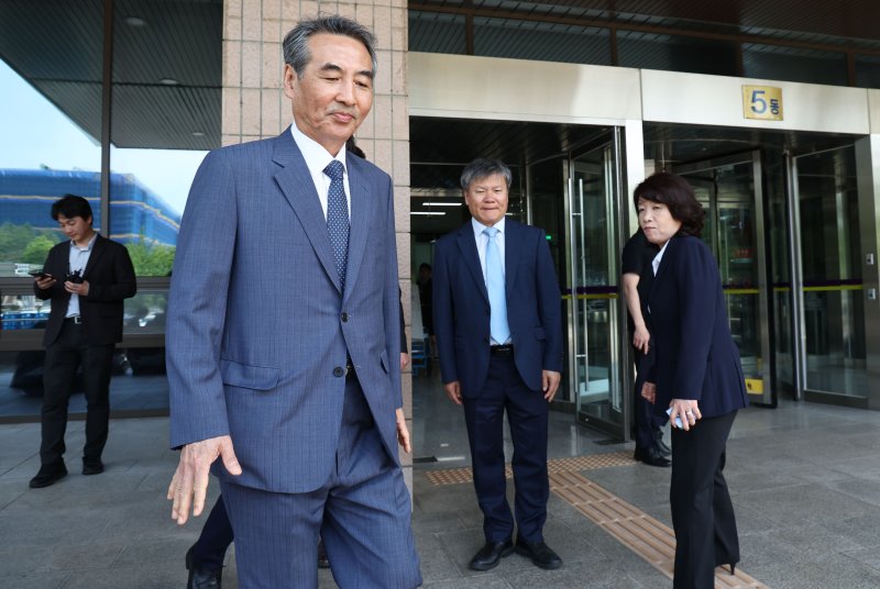 윤석열 전 대통령 부인 김건희 여사 관련 의혹을 수사하는 민중기 특별검사가 19일 경기도 과천 고위공직자범죄수사처에서 오동운 공수처장과 면담을 마치고 차량으로 향하고 있다. /사진=연합벳33