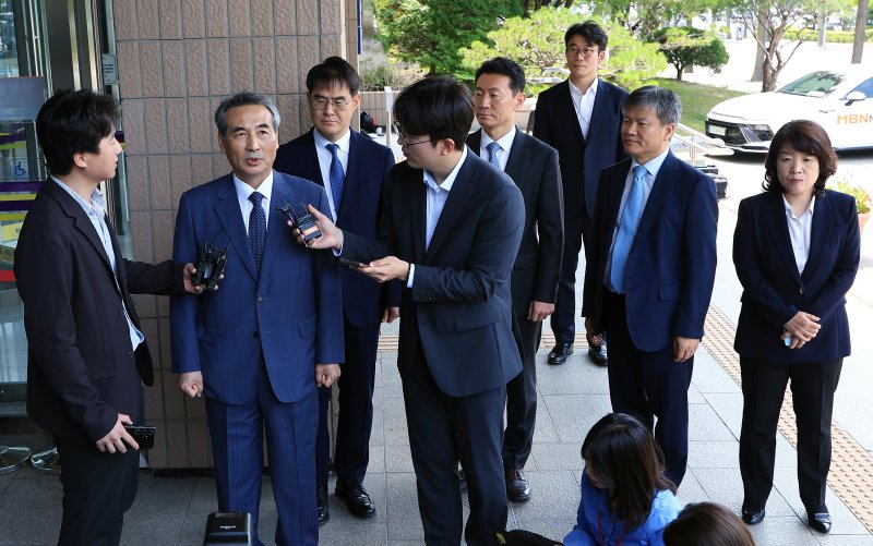 윤석열 전 대통령의 부인 김건희 여사 의혹 관련 사건을 맡은 민중기 특별검사가 19일 오전 경기도 정부과천청사 내 법무부와 고위공직자범죄바카라 가상 머니 사이트처 방문을 마친 뒤 취재진의 질문에 답하고 있다. 이날 방문에는 김형근, 문홍주, 박상진, 오정희 특검보가 동행했다. 2025.6.19/바카라 가상 머니 사이트1 ⓒ News1 박정호 기자