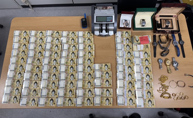 [서울=뉴시스]경찰이 불법으로 온라인 바카라사이트 총판 승리바카라 누리집을 운영해 사기를 벌인 일당 19명을 검거했다. 서울경찰청 광역수사단 형사기동대는 19일 오전 서울 마포구 청사에서 브리핑을 열고 "2019년 12월부터 지난해 9월까지 소위 '먹튀 도박 사이트' 수백 개를 개설해 피해자 334명으로부터 40억원가량을 편취한 피의자 19명을 검거해 총책 등 10명을 구속하고 9명을 불구속 송치했다"고 밝혔다. 사진은 경찰이 일당 은신처를 급습해 압수한 물품. (사진=서울경찰청 제공) 2025.06.19. photo@newsis.com *재판매 및 DB