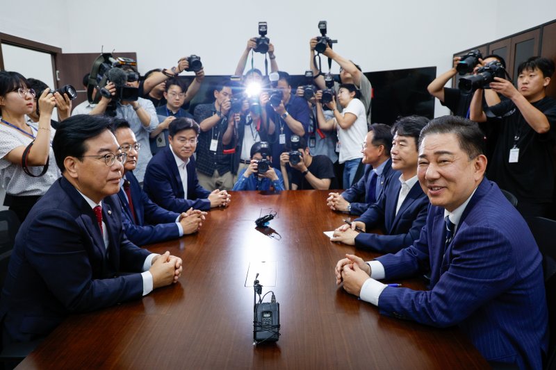 김병기 더불어민주당 대표 직무대행 겸 원내대표와 송언석 국민의힘 원내대표가 18일 오후 서울 여의도 스피드 바카라 사이트에서 추경 및 원구성 협상 관련 회동하고 있다. 2025.6.18/뉴스1 ⓒ News1 안은나 기자