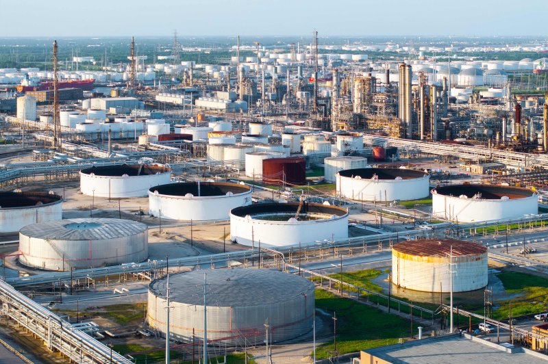 국제 유가가 미국의 이란 직접 공격 결정 2주 유예에 힘입어 20일(현지시간) 하락 마감했다. 사진은 18일 텍사스주 휴스턴의 정유공장. AFP 연합